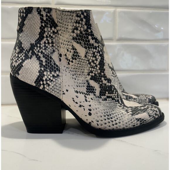Madden Girl Shoes - Madden Girl Snake Print booties Sz 10M Ankle Boots 3.5”‎ Heel Zip Up Pointed Toe